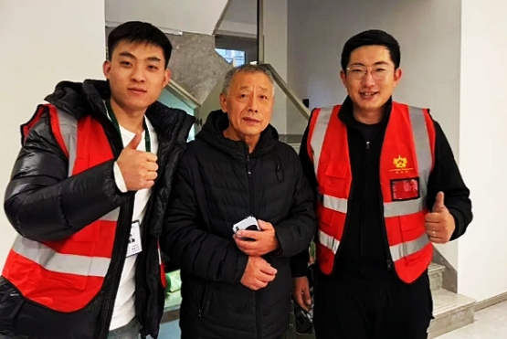就是因?yàn)榻K身免費(fèi)上門(mén)，我才選擇了老戰(zhàn)友地?zé)?>
                                </div>
                            </div>
                            <div   id=